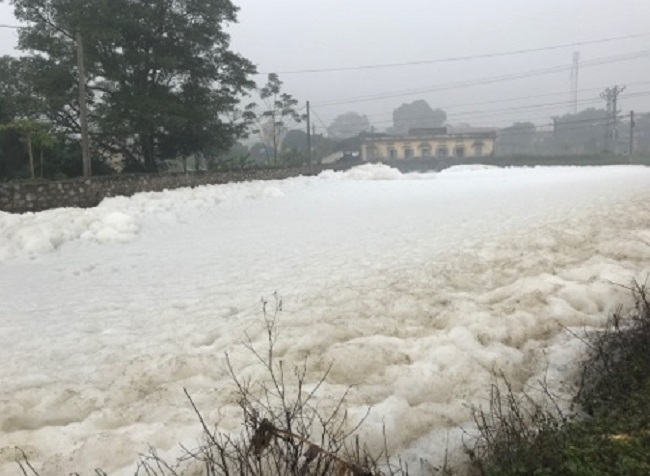 Người dân hai bên sông Nhuệ, sông Châu Giang không nên dùng nước vào bất cứ việc gì trong khi chờ đợi kết luận chính thức của cơ quan chức năng về nguồn gây ô nhiễm (Thời sự sáng 06/01/2018)